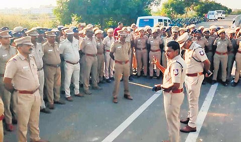 Police sources said that as many as 300 policemen conducted the raid which lasted several hours from early in the morning on Tuesday