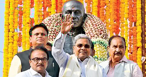 Chief Minister Siddaramaiah garlands a statue of Sardar Vallabhbhai Patel after inaugurating the Kalyana Karnataka Utsava in Kalaburagi on Tuesday