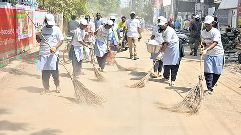 Students & sanitation workers take part in the cleanliness drive as part of the Swachhta Hi Seva campaign at Singh Nagar in Vijayawada on Tuesday
