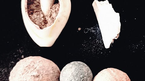  Neolithic (6,000 years old) stone, Megalithic (4,000 years old) black and red wares, and early historic (2,000 years old) were found in Kolanupaka