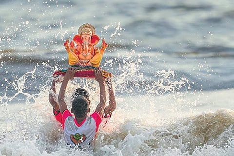 Ganesh idol immersion in Yamuna