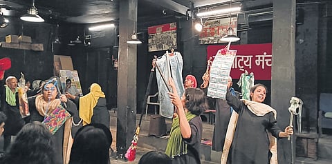 A Kabhi Na Khatam Hota Kaam performance