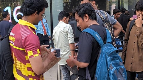Customer Purchases iPhone 16 via Flipkart Minutes While Waiting in Line