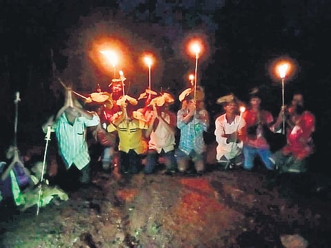 Tribals of Buruga and Chinna Konela staged a protest for electricity