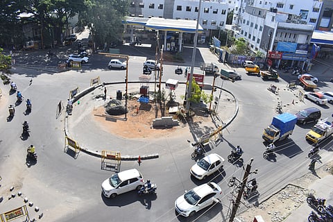The Coimbatore City Municipal Corporation (CCMC) has begun constructing roundabouts at the Chinthamani junction near Mettupalayam Road in Coimbatore on Friday.