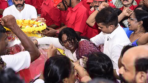 Dramatic scenes unfolded at Ernakulam Town Hall where the mortal remains of Lawrence was kept, with Asha and her son barging into the hall raising slogans against CPM. 