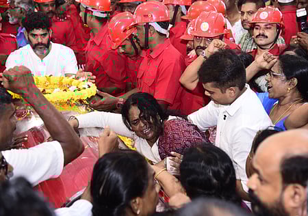 Asha, daughter of MM Lawrence, mourns over the mortal remains of her father when the body was kept at Ernakulam Town Hall for the public to pay homage. Her son Milan consoles her.
