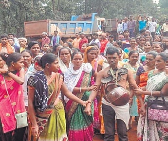 A clash over local employment at the Taldih mine of SAIL in Sundargarh’s Koida Mining Circle took an ugly turn on Monday.