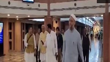Owaisi and Sanghvi clash over Surat Municipal Corporation issue during JPC meeting on Waqf Board Bill 