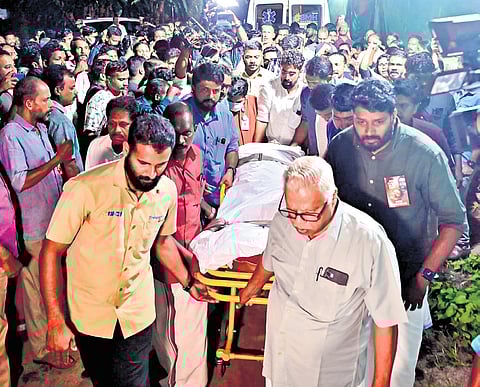 Pushpan’s mortal remains being brought to Kozhikode Youth Centre 