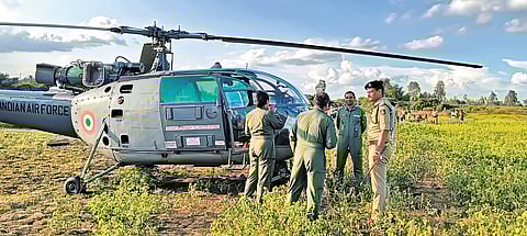 KGF SP KM Shantharaju speaks with IAF pilots, after the Chetak helicopter made an emergency landing in DK Halli on Sunday