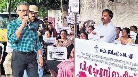 Former state president of KGMOA Dr Vijayakrishnan addressing the protest in front of the Directorate of Health Services in Thiruvananthapuram.