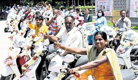 Senior citizen beneficiaries along with the two-wheelers given by Minister Disabled and Senior Citizens Empowerment,
Laxmi Hebbalkar in Bengaluru on Tuesday 