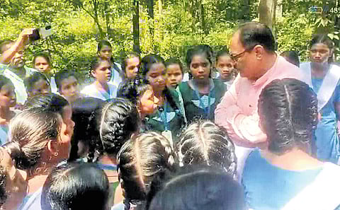 The district education officer held a discussion with the students.