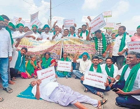 Raithu Aikya Vedika members stage protest at collectorate in Jagtial