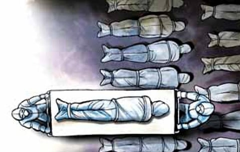 Sivaranjini, the wife of Karthikeyan (34) who was among the five persons died at the Marina after the Indian Airforce’s air show, had to wait for nearly two hours along with her three-year-old child near Muthamizh Arignar bus station at Anna Square.