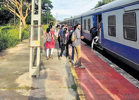 Passengers boarding the MEMU from Kanjiramattom railway station 