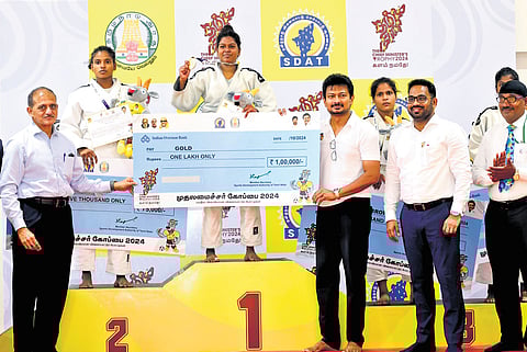 Deputy Chief Minister distributing medals to the winners on Monday 