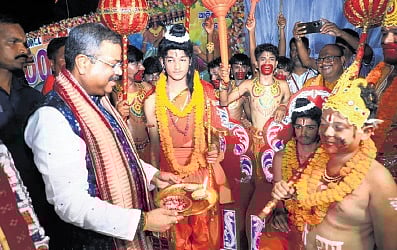 Dharmendra Pradhan during his visit to Sambalpur on the occasion of Durga Puja