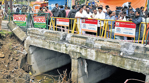 CM Stalin inspecting an outlet of Narayapuram Lake in Pallikaranai 
