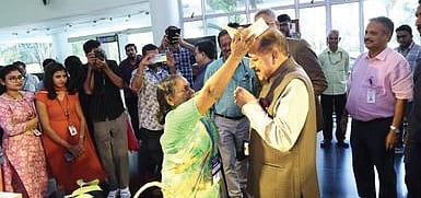 A woman from the Kani tribe placing a traditional bamboo hat on Union Minister of Science and Technology Jitendra Singh when he visited the expo of products of 
SC/ST farmers and artisans in Thiruvananthapuram