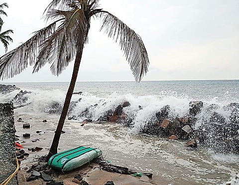 Swell surge batters Poonthura fishing hamlet in Thiruvananthapuram; several families displaced