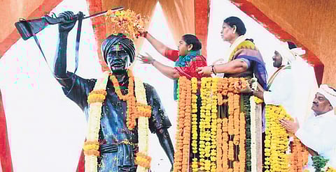 Minister Seethakka pays tribute to revolutionary leader Komaram Bheem on his death anniversary at Jodeghat, Kumurambheem Asifabad on Thursday.