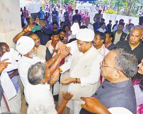 Muthuvan tribe welcomes SC/ST committee with traditional turbans in Idukki