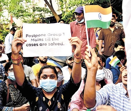 Group-1 job aspirants stage a protest at Ashok Nagar in Hyderabad on Friday