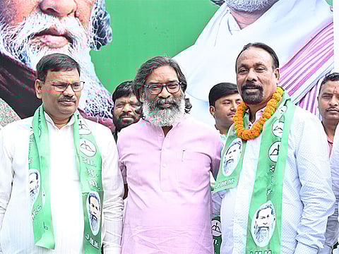 Former BJP MLA Kedar Hazra, AJSU leader Umakant Rajak join JMM