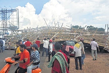 Puja gate collapses near CNBT, vehicles trapped