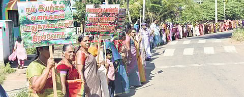 Urging the governments to give up the proposed IRELs atomic minerals mining project at Killiyoor taluk, people of Colachel coastal villages staged human chain protest