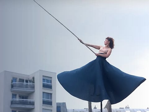 Rozeo, created by Stéphane Girard and Camille Beaumier, with compositions by Pauline Frémeau and costumes by Anne Jonathan, is designed as a living installation that celebrates the connection between art and nature.