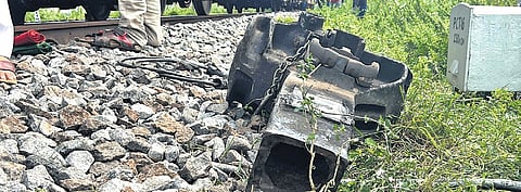 Dibrugarh-Kanniyakumari Vivek Express was halted near Thiruvalam after the coupling broke
