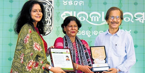 Writer Devdas Chhotray presenting the award to Sahoo (centre)