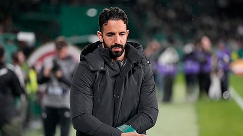Sporting's head coach Ruben Amorim puts on his coach armband before a Portuguese league soccer match between Sporting CP and Estrela da Amadora