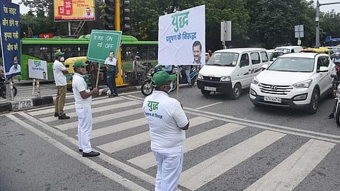 AAP volunteers participating in govt drive against pollution