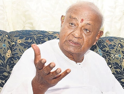 Former PM Deve Gowda campaigns for grandson Nikhil Kumaraswamy in Virupakshipuri, Channapatna taluk, on Tuesday 