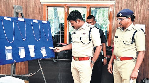 Prakasam cops arrest five persons, seize ganja, & jewellery worth Rs 23 Lakh