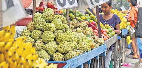 People buy fruits at JC Nagar; FSSAI warns that many of these fruits are not naturally ripened 