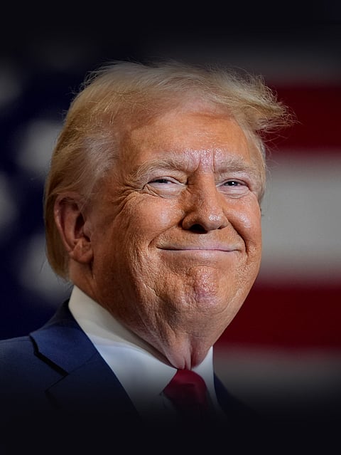 Apple CEO Tim Cook  (L) Donald Trump