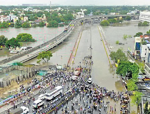 Overflowing Adyar as seen from Maraimalai Adigal Bridge during 2015 Chennai floods