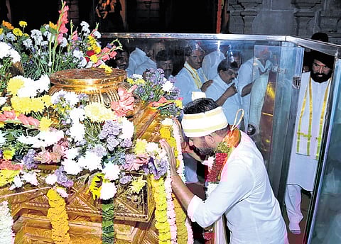Chief Minister Revanth Reddy on the occasion of his birthday offers special prayers at Sri Lakshmi Narasimha Swamy temple at Yadagirigutta