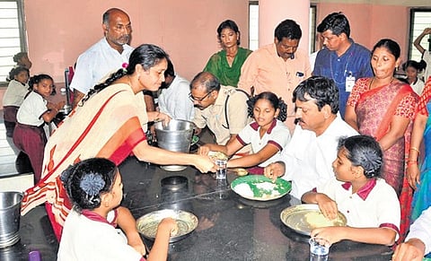 The minister made a surprise visit to the Telangana Social Welfare Gurukul School at Ananthanagar in Nelakondapally Mandal and had lunch with the students.