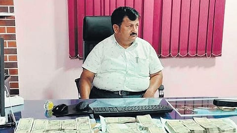 DVAC seizes Rs 11 lakh from 
Ooty municipal commissioner