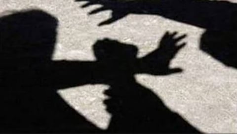 Two attack Hindu Munnani dist secretary in Tiruppur, snatch gold chain