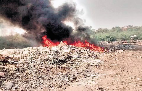 Garbage being burnt in Gurugram despite the ban by authorities.