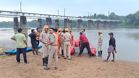 Fire and Rescue and railway authorities carrying ourt search to find Lakshmanan who fell from the Bharathapuzha Bridge.