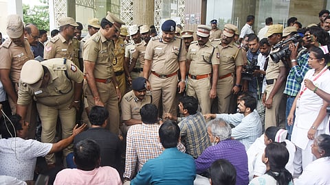 Doctors of Kalaignar centenary super speciality hospital in Guindy stage a demonstration and raise slogans to give proper security to the staffs working at the hospital premises on Wednesday. 