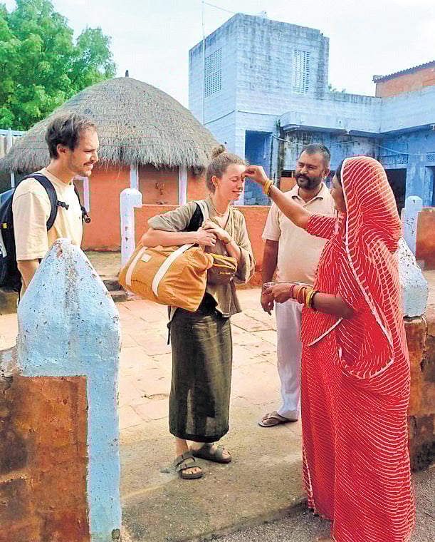 Guests welcomed in the traditional style at Chhotaram Prajapat’s Homestay in Salawas.